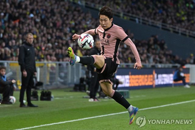 낭트전에서 공을 다루는 PSG 이강인.