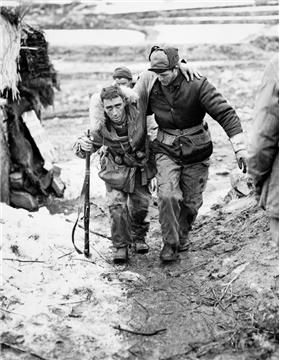 가평 전투서 전우 부축하는 크리이슬러씨(오른쪽)