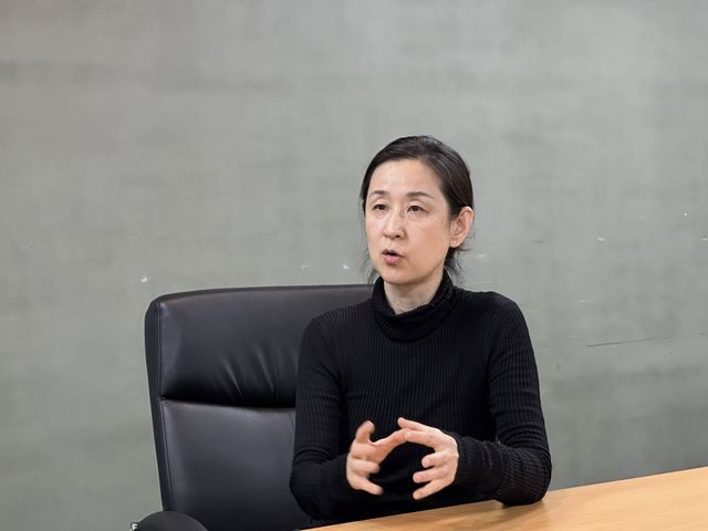 인터뷰하는 신이화씨