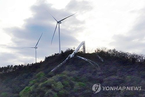 꺾여버린 풍력발전기 타워