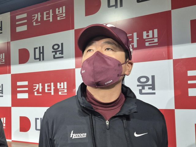 먼 곳 바라보는 홍원기 감독