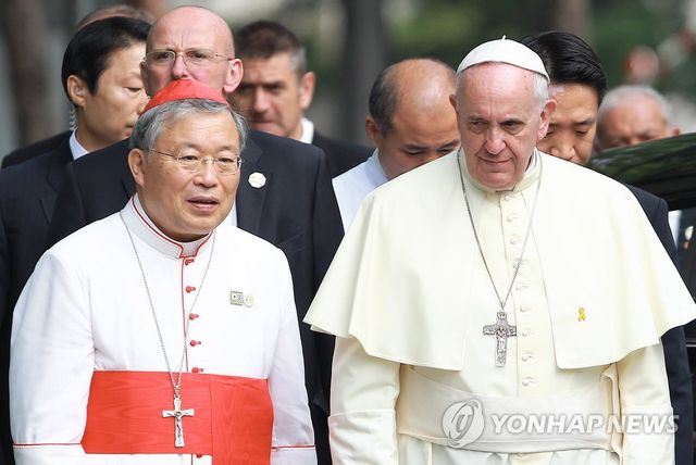 염수정(왼쪽) 추기경과 프란치스코 교황