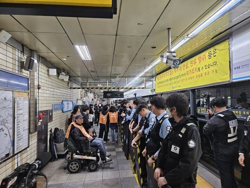 서울교통공사, 혜화역 시위 전장연 강제퇴거…물리적 충돌