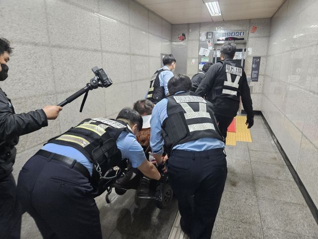 서울교통공사, 혜화역 시위 전장연 강제퇴거…물리적 충돌