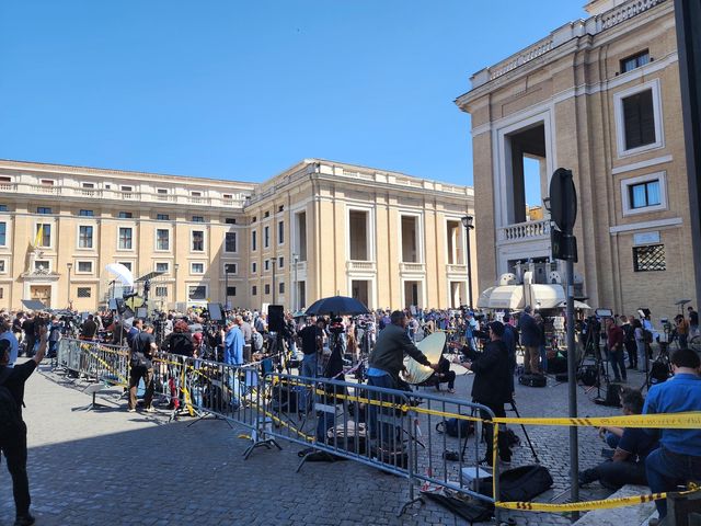 바티칸에 집결한 전 세계 취재진