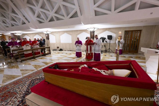 관에 안치된 프란치스코 교황