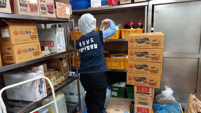 위생단속 중인 경남도 특사경