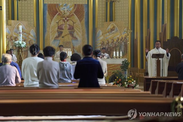 중국 베이징의 한 성당에서 열린 교황 추모 미사 모습