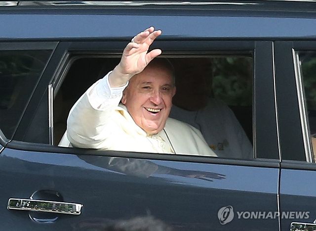 활짝 웃으며 한국인들에게 인사하는 교황