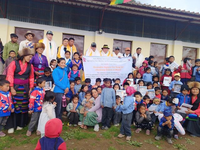 파프레 학교 재개관 및 엄홍길휴먼재단 현판 제막식 참석자들