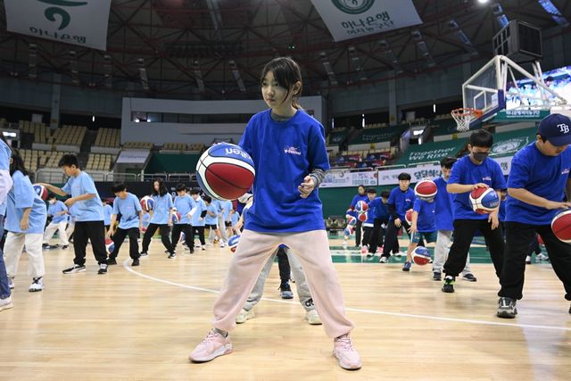 경기도 지역 초등생들이 참여한 2024-2025 WKBL 올스타 페스티벌