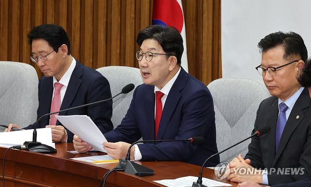 원내대책회의에서 발언하는 권성동 원내대표