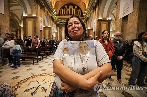 프란치스코 교황 초상화 안고 있는 신자