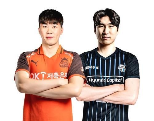 1대 1 트레이드로 유니폼을 바꿔입은 전광인(왼쪽)과 신호진