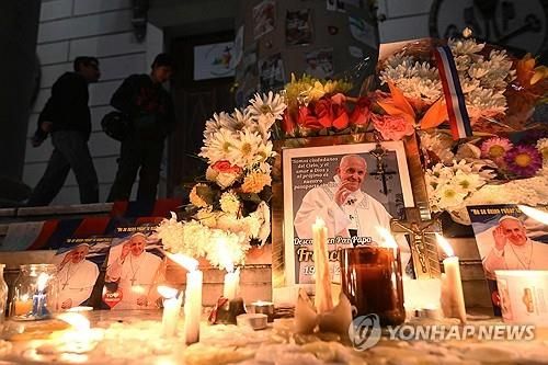 아르헨티나 부에노스아이레스 대성당 앞에 놓인 교황이 사진과 촛불들