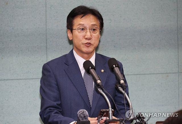 기자간담회하는 민주당 신영대 의원