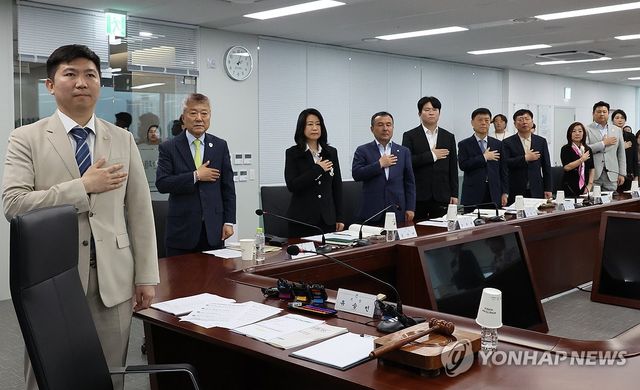 국기에 경례하는 유승민 대한체육회장