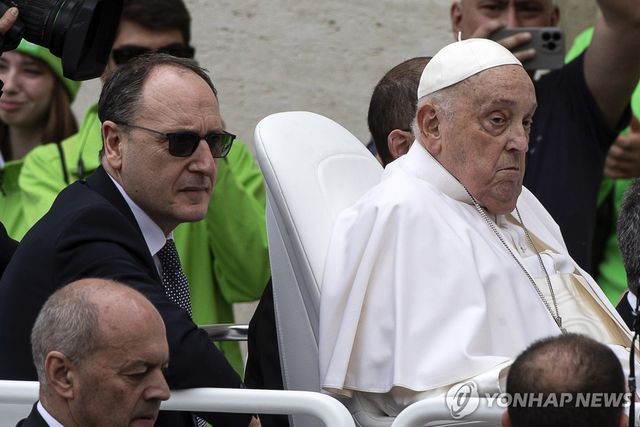 20일 성베드로 광장에 나온 프란치스코 교황과 마시밀리아노 스트라페티 보좌관