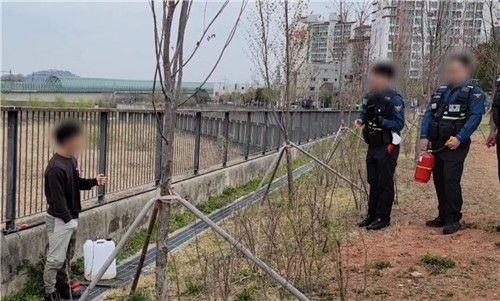 분신하려 하는 A씨를 설득하는 마곡지구대 경찰관