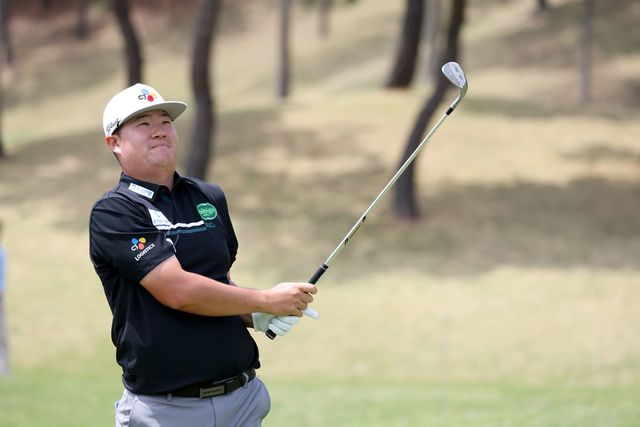 연습 라운드에서 웨지샷 하는 임성재.