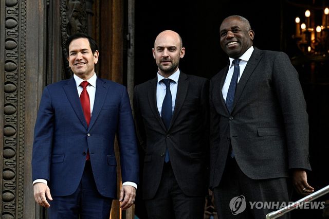 17일 파리에서 만난 미국과 프랑스, 영국 외무장관