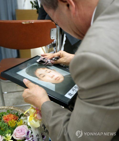 달서구 영남중 선심관 추모공간서 사진 어루만지는 유족