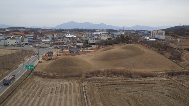 내동리 쌍무덤 모습 