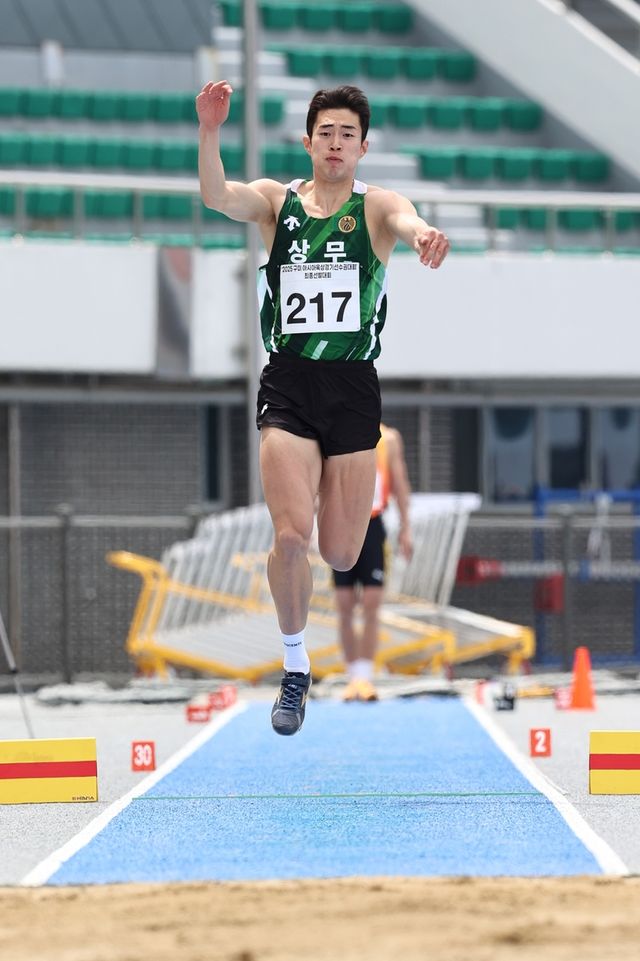 김장우, 남자 세단뛰기 2위