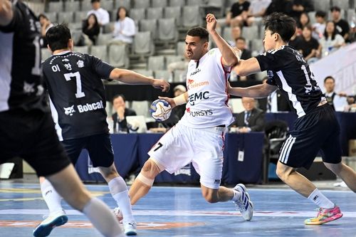 23일 경기에서 공격을 시도하는 SK 주앙 푸르타도(흰색 유니폼)