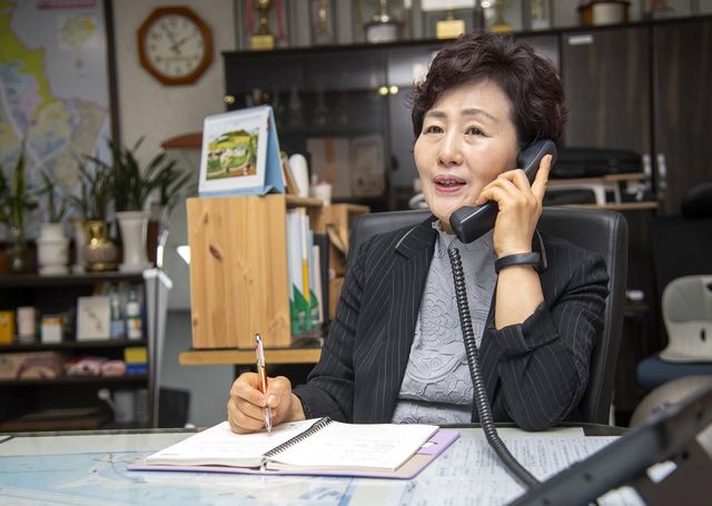 지난 22일 박금려 한남동장이 릴레이 안부톡톡 사업에 따라 안부 전화를 하는 모습