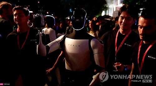 테슬라의 로보택시 공개 행사에서 소개된 로봇 옵티머스