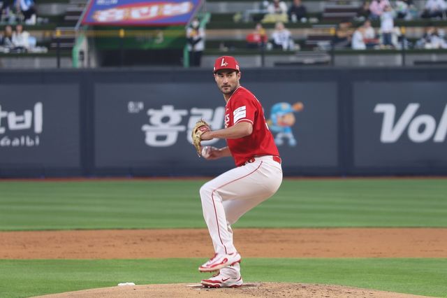 KBO리그 데뷔승을 따낸 SSG 미치 화이트