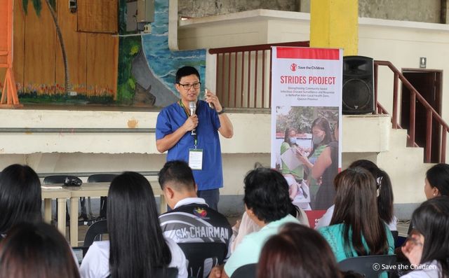 필리핀 퀘손주 지역사회 기반 감염병 감시팀 대상 교육하는 세이브더칠드런