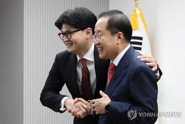 포즈 취하는 한동훈-홍준표