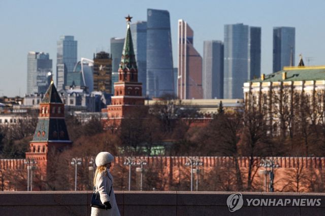 크렘린궁 뒤로 보이는 비즈니스 지구 모스크바시티의 고층빌딩들