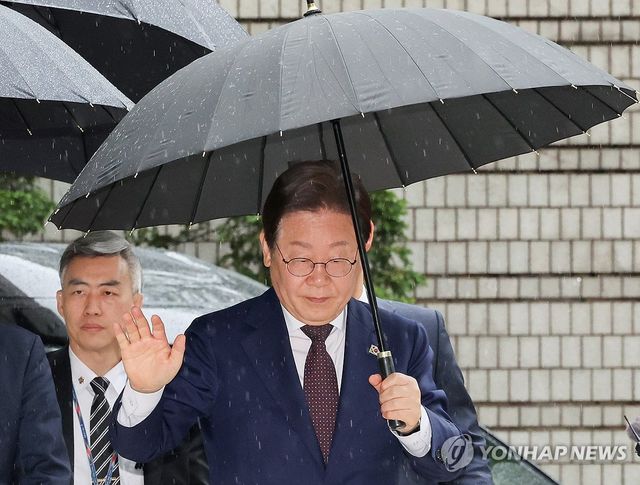 이재명 후보, '대장동 배임·성남FC 뇌물' 공판 출석