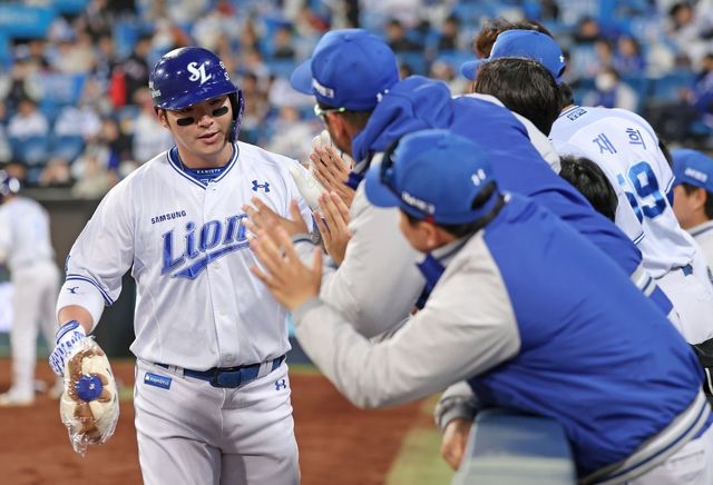 홈런을 치고 동료 축하를 받는 박병호