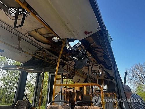 러시아 공격으로 파괴된 민간인 수송 버스