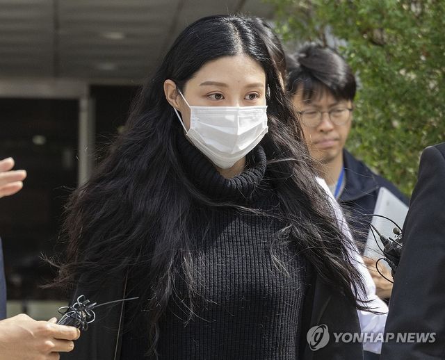 '입시비리' 항소심 선고 공판 마치고 법원 떠나는 조민