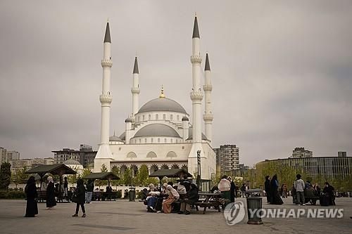 규모 6.2 지진 발생한 이스탄불에서 소피아성당 주변에 모인 시민들