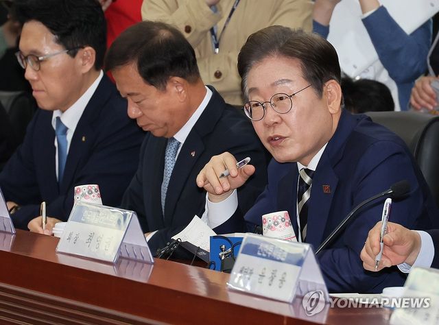 발언하는 이재명 후보