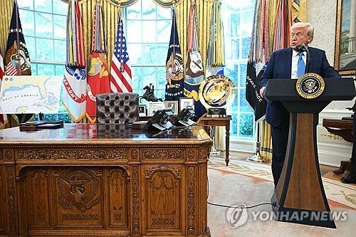 백악관 집무실에서 취재진과 문답하는 트럼프 미 대통령