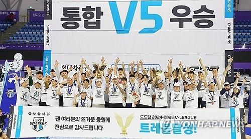 남자 프로배구 구단 첫 트레블을 달성한 현대캐피탈