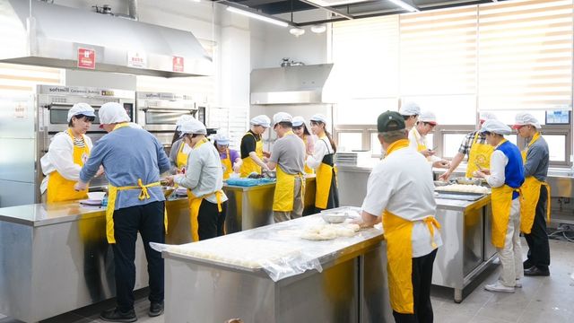 단팥빵 만드는 충남교육청 직원들