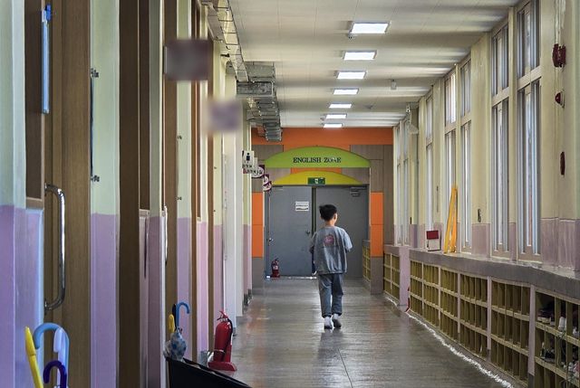 수업 시간 중 혼자 복도에 방치된 장애아