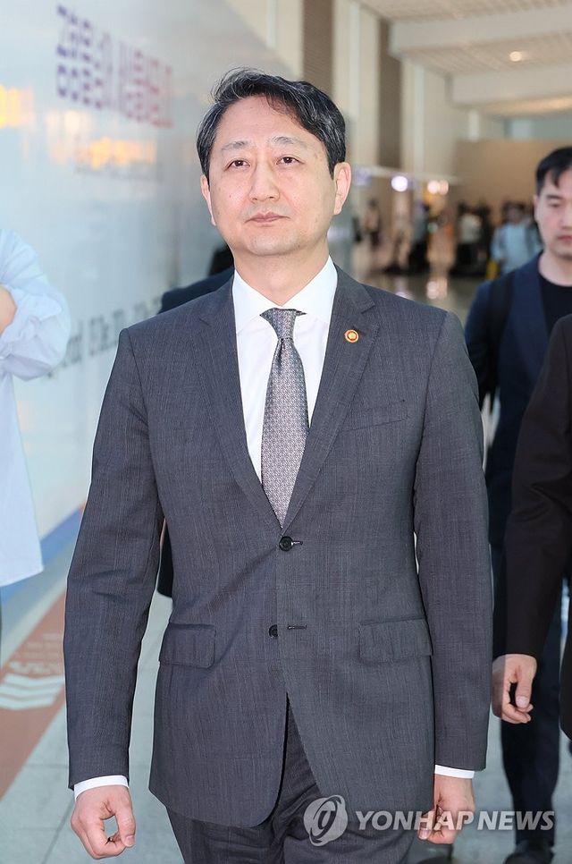 2+2 통상협의차 출국하는 안덕근 장관
