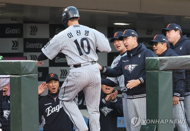 한화 이진영 5득점째