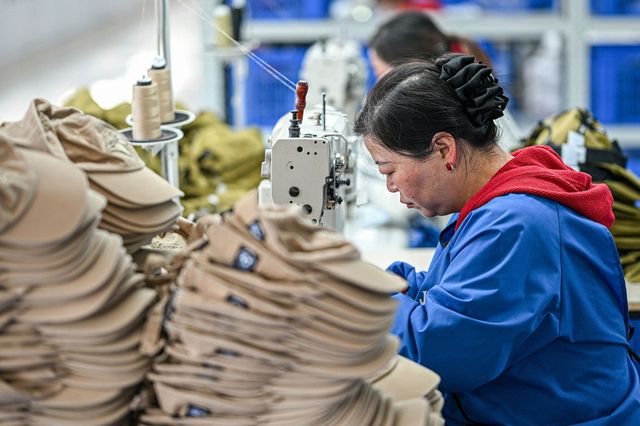 미국 수출용 모자를 만드는 중국 장쑤성의 한 공장 