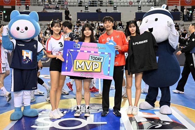 경기 MVP에 선정된 SK 골키퍼 지형진(주황색 상의)