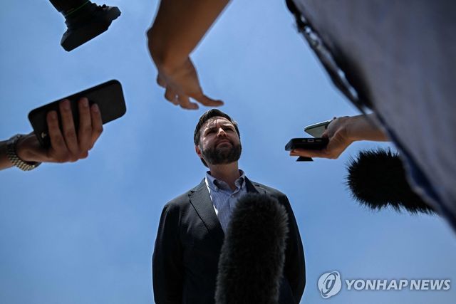 인도에서 취재진에 답하는 밴스 부통령